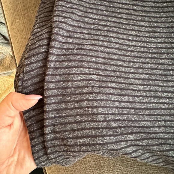 BCBGeneration Black and Gray Heathered Stripe Open Back Tunic Tank Size Small - Picture 4 of 5